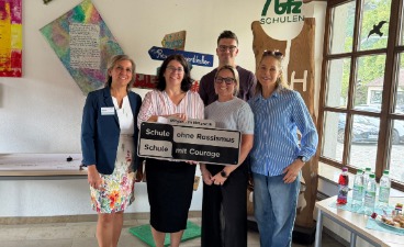 Gruppenfoto Feier Schule ohne Rassismus: Roberta Basilico (Standortleitung bfz Alpenvorland), Yvonne Wagner (Schulleitung Fachschulen für Heilerziehungspflege und Heilerziehungshilfe bfz gGmbH), Sabrina Gschwender (Lehrkraft Fachschulen für Heilerziehungspflege und Heilerziehungshilfe bfz gGmbH), Robert Wenzelewski (Koordinierungsstelle Schule ohne Rassismus – Schule mit Courage), Schauspielerin Doreen Dietel