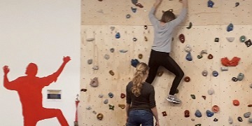 Fachschüler beim Klettern Fachschüler erproben sich an der Boulderwand